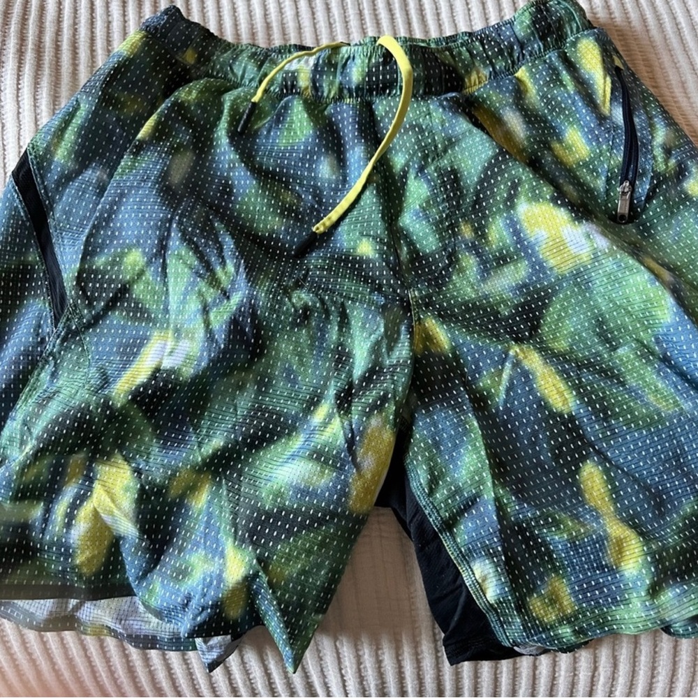 Lululemon mens unlined Medium 5 inch in multi color (like new)